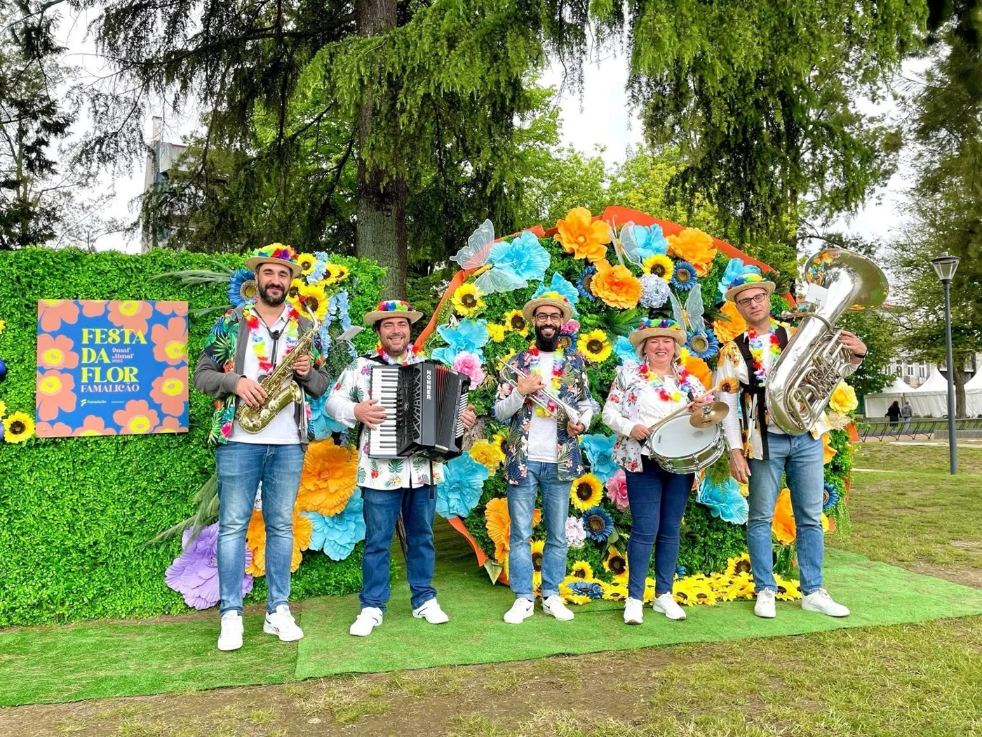 Os Swing a Song numa atuação festiva ao ar livre, com adereços coloridos