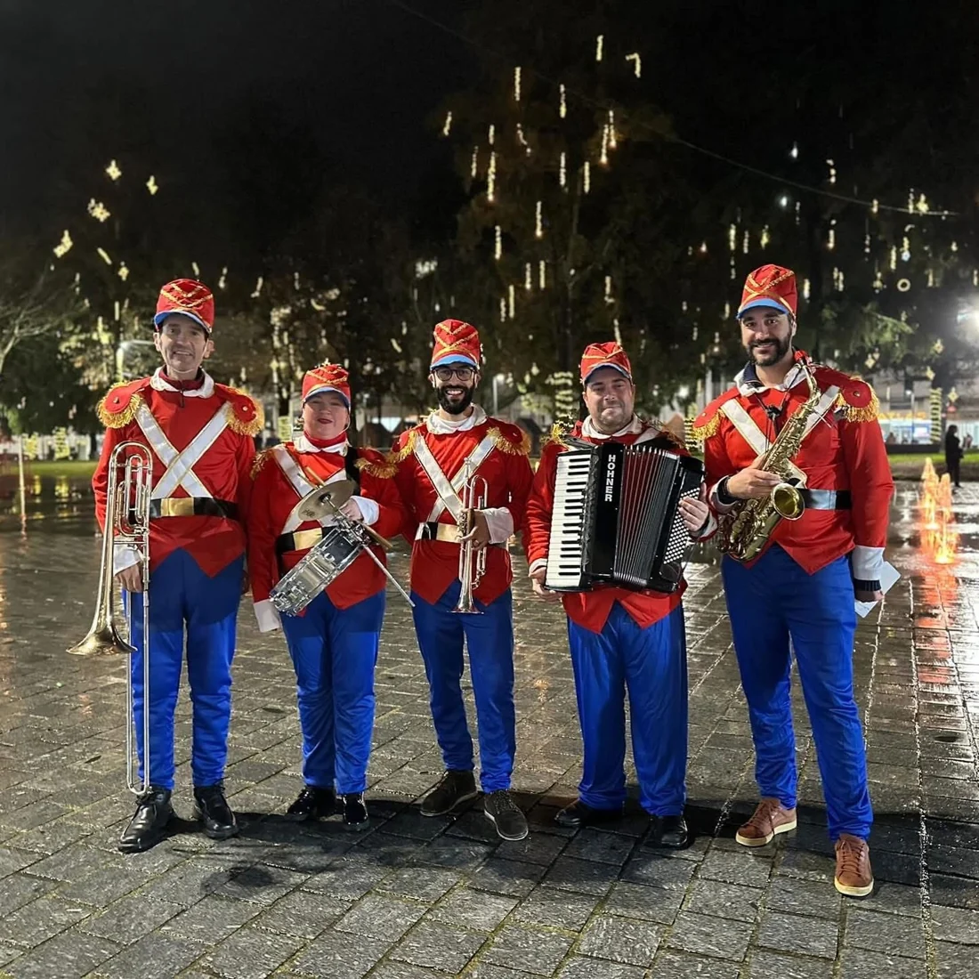Os cinco músicos a tocar juntos numa atuação à noite
