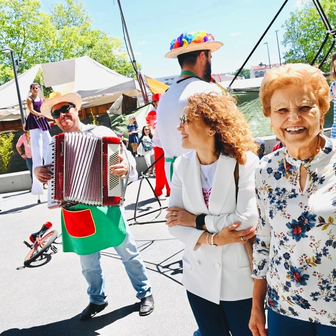 Um momento de animação da banda junto do público numa festa ao ar livre